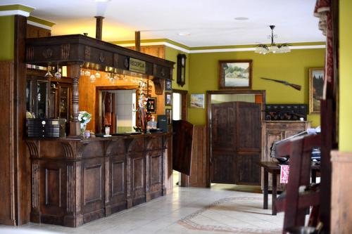 un bar en una habitación con paredes verdes en Pokoje gościnne Restauracji Don Roberto, en Frombork