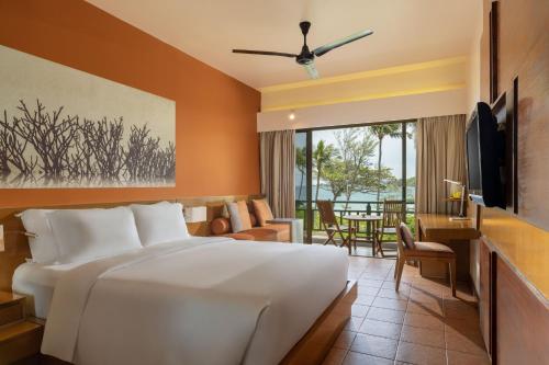 una habitación de hotel con una cama y un televisor en Angsana Bintan, en Lagoi