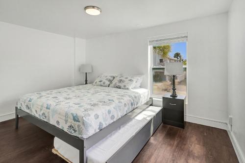 Ένα ή περισσότερα κρεβάτια σε δωμάτιο στο Charming Fort Myers Beach House