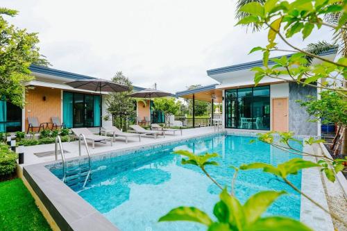 Πισίνα στο ή κοντά στο Cheeva Pool Villa Khao Lak