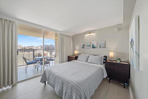 Amazing View Waikiki Beach 28th Floor 1BR Family and Group Condo_2