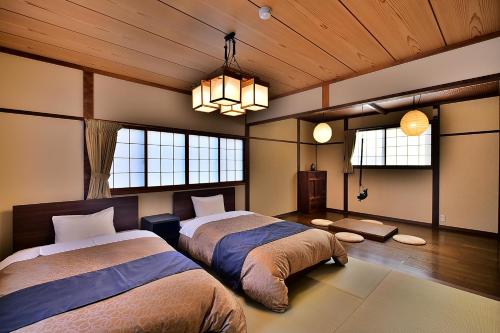Postel nebo postele na pokoji v ubytování 戸倉上山田温泉玉の湯