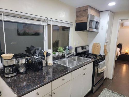 Una cocina o zona de cocina en Exotic Gem Relaxing Farm Vibes Near Safari Zoo, Legoland & Wineries