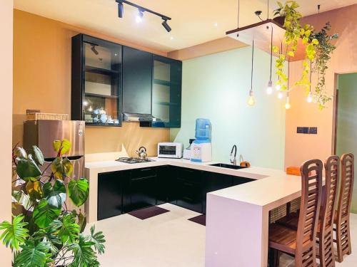 Dapur atau dapur kecil di The Neylipz - Fully Air Conditioned 3 bedroom Apartment