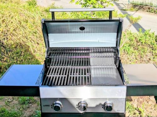 Kemudahan BBQ tersedia untuk tetamu di rumah percutian