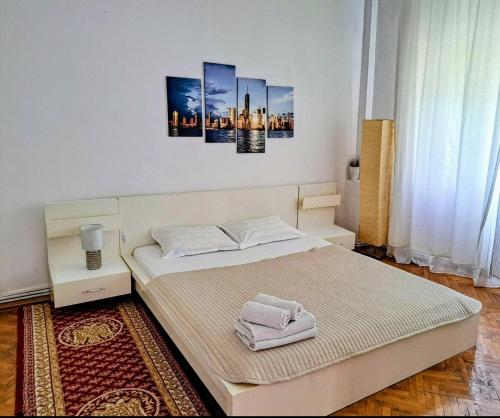 Un dormitorio con una cama con dos toallas encima. en Luxury Apartment Piata Romana, en Bucarest