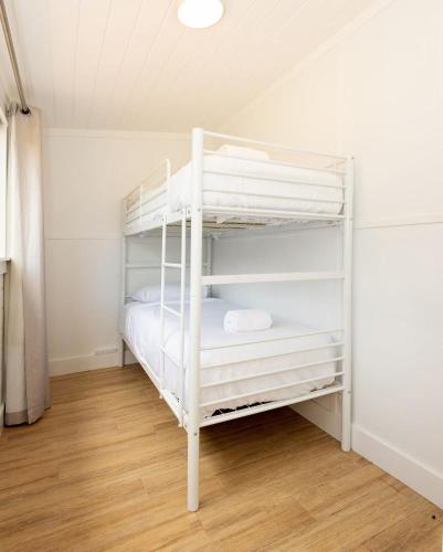 Postel nebo postele na pokoji v ubytování Blissful Beachfront Apartment Broulee