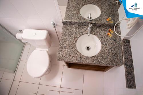 a bathroom with a sink and a toilet at CAFÉ e ALMOÇO no LACQUA DIROMA Caldas Novas in Caldas Novas