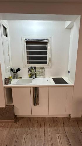 a kitchen counter with a sink and a window at Villa Mayana Studios ou chambre Business in Dzaoudzi