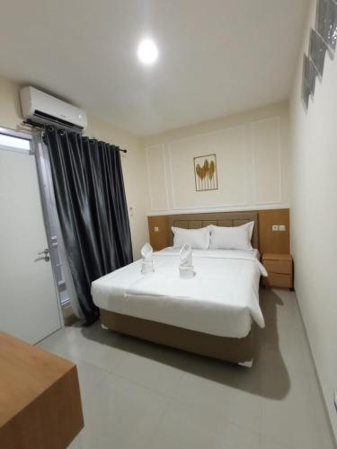 a bedroom with a large bed in a room at NiEr Guesthouse Zwei in Lumajang