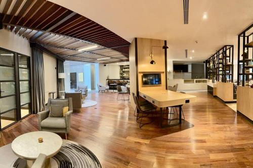 a large room with a kitchen and a living room at Espectacular depto en Santa Fe in Mexico City