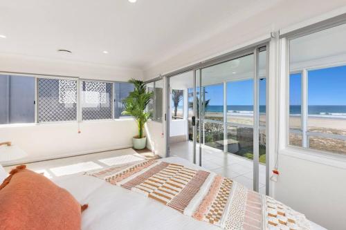 Ένα ή περισσότερα κρεβάτια σε δωμάτιο στο Seaside Serenity Exclusive Beachfront Escape