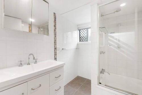 Ένα μπάνιο στο Seaside Serenity Exclusive Beachfront Escape