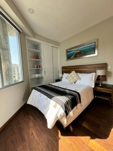 a bedroom with a large bed and a window at Espectacular depto en Santa Fe in Mexico City