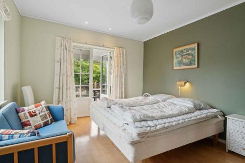 Postel nebo postele na pokoji v ubytování Cozy And Bright Summer House On Bornholm