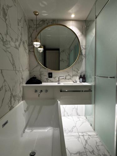 Ένα μπάνιο στο Lesign Hotel