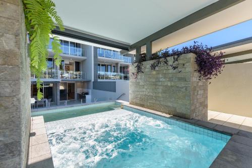 Der Swimmingpool an oder in der Nähe von Coconut Grove