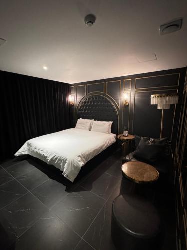Ένα ή περισσότερα κρεβάτια σε δωμάτιο στο Lesign Hotel