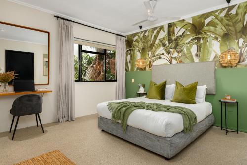 une chambre avec un lit et un bureau avec un ordinateur dans l'établissement Neighbourgood Romney, au Cap