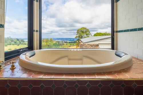 Зображення з фотогалереї помешкання A Cottage with a View at Tudor Ridge у місті Kallista