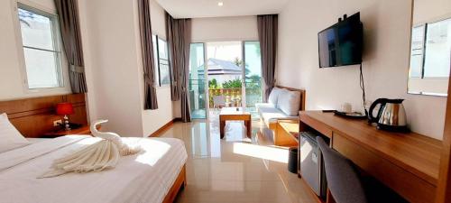 TV a/nebo společenská místnost v ubytování Horizon Beach Resort Koh Jum