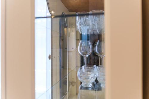 ein paar Weingläser stehen in einem Schrank in der Unterkunft LDV 13 1-Bedroom Apartments Free private parking in Plowdiw