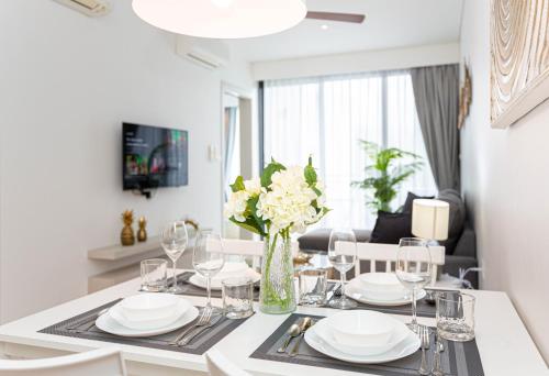 Televisyen dan/atau pusat hiburan di Cassia 1 BR Lake&Pool View apt by NLA