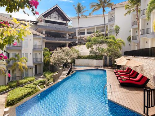 an image of a swimming pool in a building at Swiss-Belinn Luwuk in Luwuk