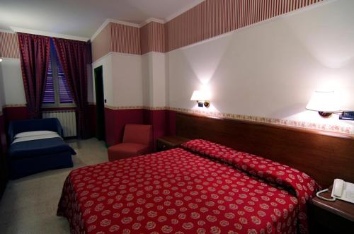 Posteľ alebo postele v izbe v ubytovaní Hotel Iris Crillon