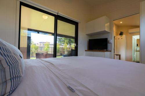 Katil atau katil-katil dalam bilik di Werri Small Beach House