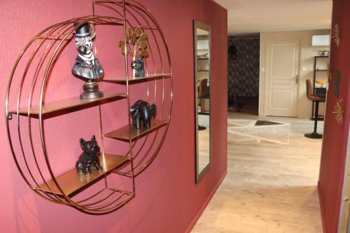 une étagère murale avec un chat noir sur elle dans l'établissement Logement Cosy type Loft près de Saint Quentin, à Marcy