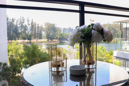 Taman di luar Cassia 1 BR Lake&Pool View apt by NLA