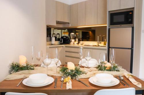 Dapur atau dapur kecil di Cassia 1 BR Lake&Pool View apt by NLA