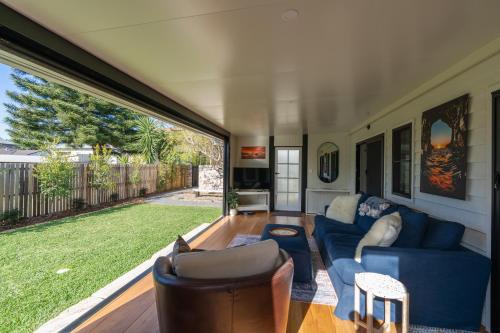 Ruang duduk di Werri Small Beach House