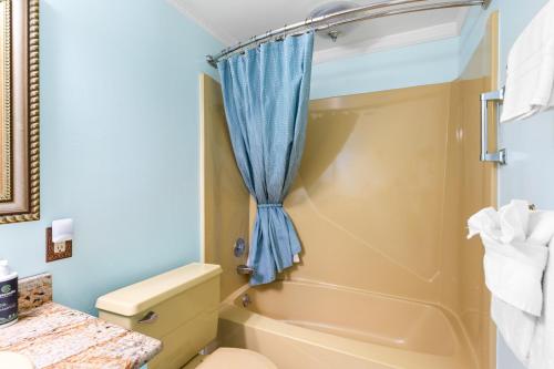 Bilik mandi di Sand and Sea Condos