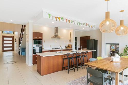 Η κουζίνα ή μικρή κουζίνα στο Serenity at Salt - Beachside Beauty by uHoliday