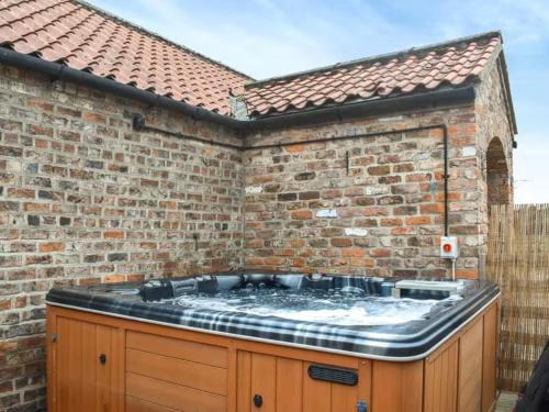 Granary cottage with HOT TUB photo 14
