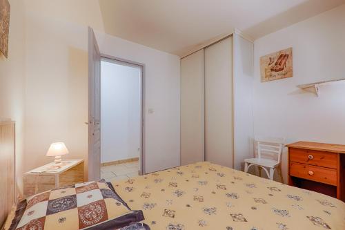 a bedroom with a bed and a dresser and a window at Au Epicéah, logement à la campagne in Valence
