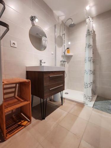 une salle de bain avec un lavabo et une douche dans l'établissement magnifique appartement neuf, à Royan