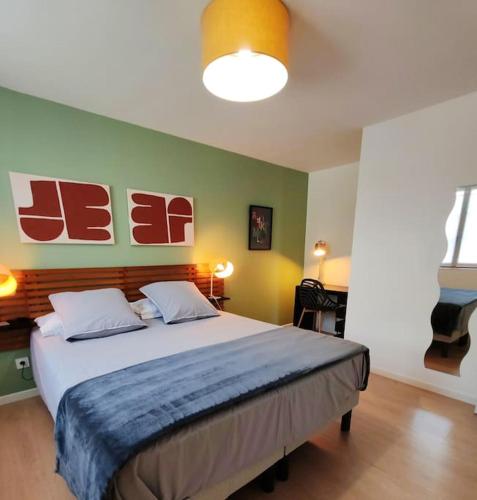 une chambre avec un grand lit dans une pièce dans l'établissement magnifique appartement neuf, à Royan