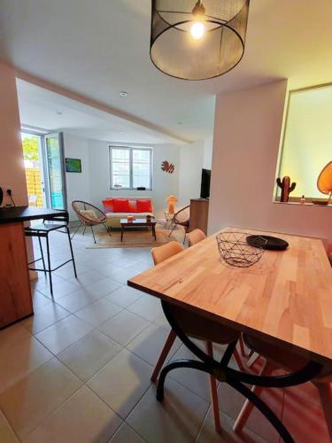 un salon avec une table et un canapé dans l'établissement magnifique appartement neuf, à Royan