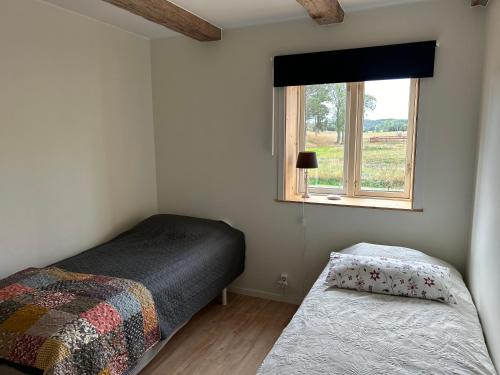 Postel nebo postele na pokoji v ubytování Magasinet Stora Långbro