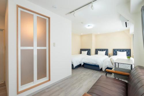 Postel nebo postele na pokoji v ubytování Kyoto Waka Hotel