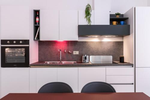 Köök või kööginurk majutusasutuses JOIVY Cavour Luxury Apartments