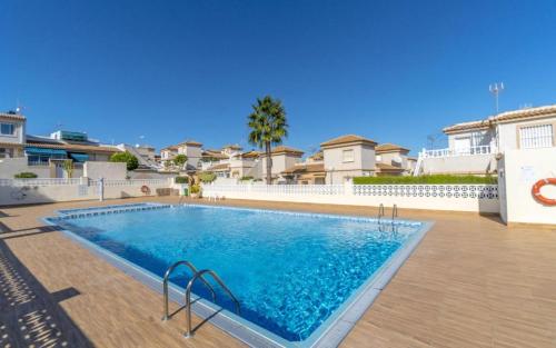 una piscina en medio de un edificio en Bungalow con Patio y Terraza Solárium, en Torrevieja