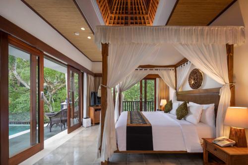 Postel nebo postele na pokoji v ubytování Visesa Ubud Resort