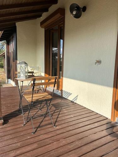 une terrasse en bois avec une table et des chaises sur une maison dans l'établissement Maison Les Pins, à Lagorce