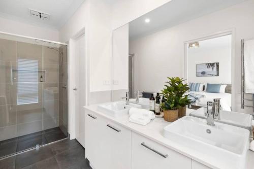 Ένα μπάνιο στο Modern Seaside Escape on the Coast