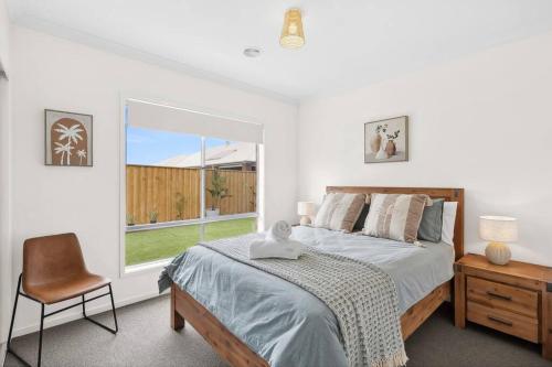 Ένα ή περισσότερα κρεβάτια σε δωμάτιο στο Modern Seaside Escape on the Coast