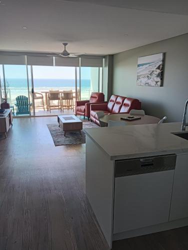Ruang duduk di Kirra Surf Apartments